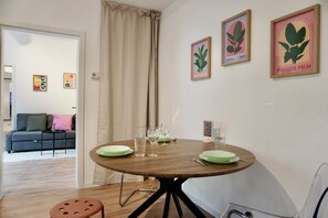 Küche mit Essbereich und Blick ins Wohnzimmer