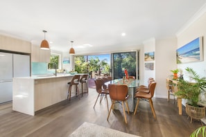 Dining & Kitchen