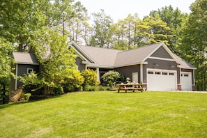 Beautiful front yard to play and have fun!