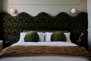 2 Queen size beds across from each other