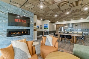 Netflix + Fireplace – Wind Down in Comfort