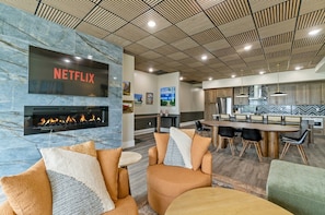 Netflix + Fireplace – Wind Down in Comfort