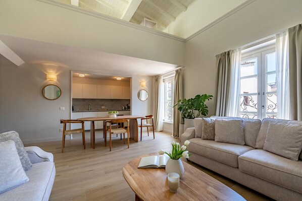 Autumn, Kitchen, Living Room, Spring, Summer