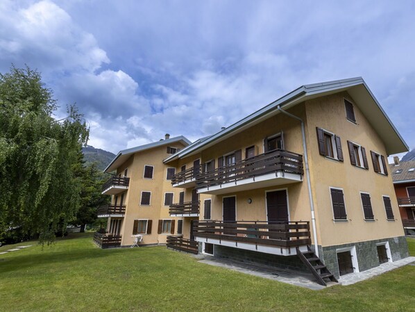 Garden, Outdoor Furniture, Resort, Shade, Leisure, Lawn, Eco Hotel, Landscaping, Tent, Park