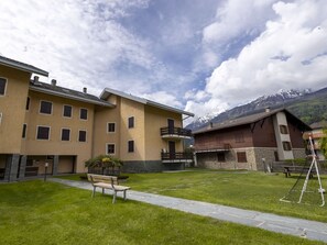 Garden, Outdoor Furniture, Resort, Shade, Leisure, Lawn, Eco Hotel, Landscaping, Tent, Park