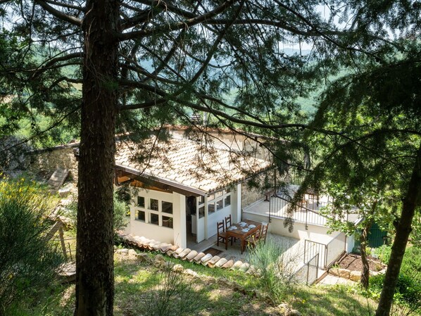 Garden, Outdoor Furniture, Resort, Shade, Leisure, Lawn, Eco Hotel, Landscaping, Tent, Park
