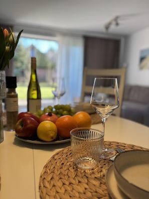 Esstisch mit Obst und Wein...