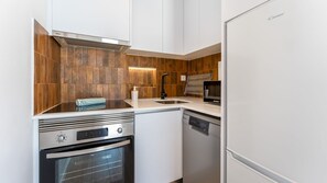 Fully equipped modern kitchen with top-of-the-line appliances, including a dishwasher, oven, and microwave, making it ideal for preparing meals at home.
#FullyEquippedKitchen #ModernKitchen #HomeCooking #AlbufeiraApartment #Dishwasher