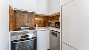 Fully equipped modern kitchen with top-of-the-line appliances, including a dishwasher, oven, and microwave, making it ideal for preparing meals at home.
#FullyEquippedKitchen #ModernKitchen #HomeCooking #AlbufeiraApartment #Dishwasher