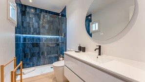 A sleek, modern walk-in shower with luxurious blue tiles and ambient lighting for a refreshing experience.
#WalkInShower #ModernBathroom #LuxuryLiving #BlueTiles #RefreshingStay #AlbufeiraApartment