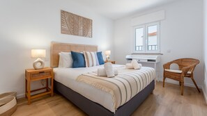 A serene, coastal-inspired bedroom with a comfortable double bed, soft linens, and a desk for work or study.
#BedroomGoals #CoastalStyle #ComfortableStay #RelaxingSpace #Albufeira #WorkSpace #DoubleBed