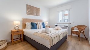 A serene, coastal-inspired bedroom with a comfortable double bed, soft linens, and a desk for work or study.
#BedroomGoals #CoastalStyle #ComfortableStay #RelaxingSpace #Albufeira #WorkSpace #DoubleBed