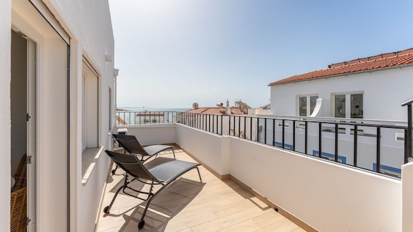 Unwind on your private balcony, soaking in stunning views of the sea, with comfortable loungers perfect for relaxing under the sun.
#Seaview #Balcony #Albufeira #CoastalRetreat #Relaxation #SunnyDays #ModernStay