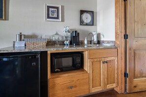 Hof Haus Wet Bar