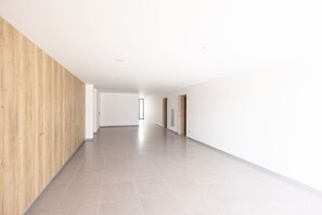 Gemütliche Wohnung mit Pool und privatem Parkplatz, nur wenige Schritte vom Strand von São Martinho do Porto entfernt. Perfekt für einen Familienurlaub.