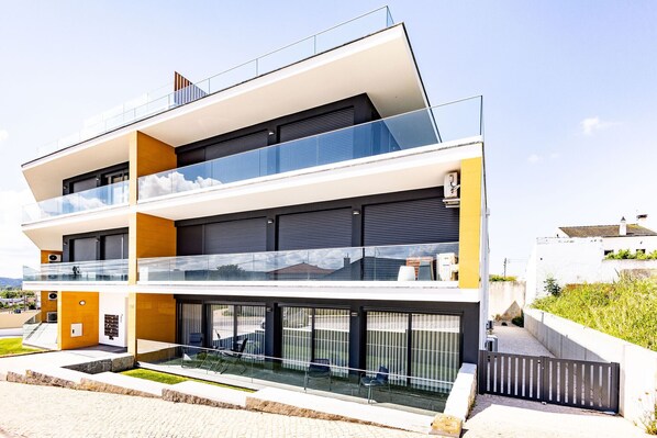Gemütliche Wohnung mit Pool und privatem Parkplatz, nur wenige Schritte vom Strand von São Martinho do Porto entfernt. Perfekt für einen Familienurlaub.
