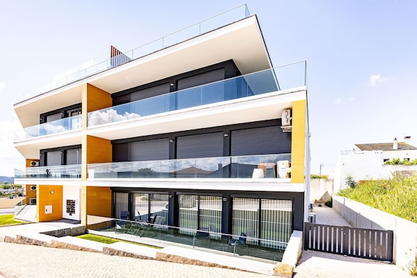 Gemütliche Wohnung mit Pool und privatem Parkplatz, nur wenige Schritte vom Strand von São Martinho do Porto entfernt. Perfekt für einen Familienurlaub.