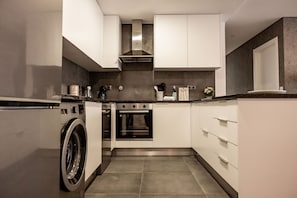 Gemütliche Wohnung mit Pool und privatem Parkplatz, nur wenige Schritte vom Strand von São Martinho do Porto entfernt. Perfekt für einen Familienurlaub.