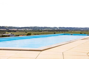 Gemütliche Wohnung mit Pool und privatem Parkplatz, nur wenige Schritte vom Strand von São Martinho do Porto entfernt. Perfekt für einen Familienurlaub.