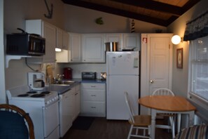 Fully equipped kitchen/dining area