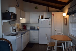 Fully equipped kitchen/dining area