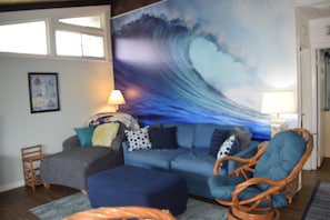 Aloha! Surf it up and just a short walk to the beach!