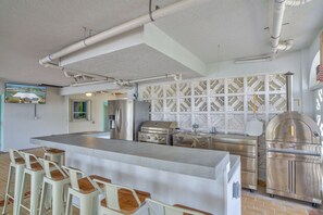Outdoor Kitchen (Pizza Oven Not Included)