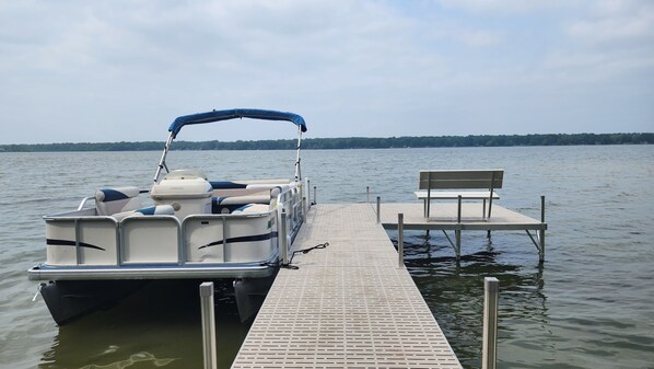 Perfect lakefront location and what a view! Pontoon & kayak included stay!