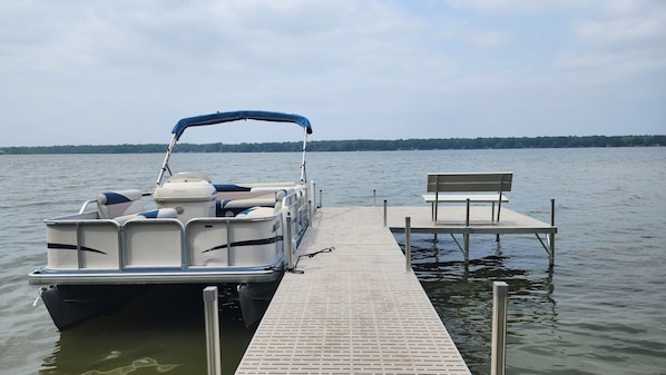 Perfect lakefront location and what a view! Pontoon & kayak included stay!