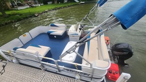 Pontoon and kayak Included With Stay!