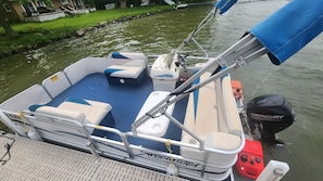 Pontoon and kayak Included With Stay!