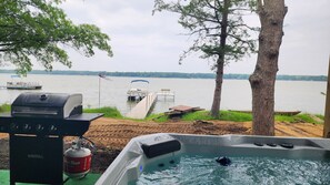 This is your view from the 6 person jacuzzi. Yes, its kind of nice.