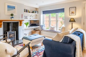 Samphire, Aldeburgh: Sitting room with wood-burning stove and window seat