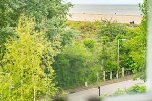 Samphire, Aldeburgh: Sea views from the first-floor sitting room and master bedroom