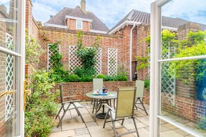 Samphire, Aldeburgh: Enclosed rear courtyard garden with table and seating for four guests