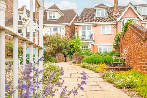 Samphire, Aldeburgh: a coastal cottage with parking and sea views