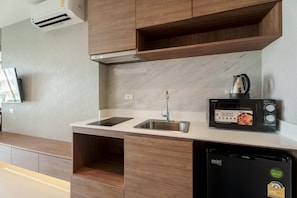 Kitchenette, Kettle, Microwave, Sink
