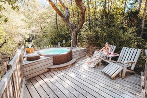 Outdoor spa tub