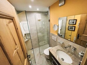 Luminaire Plomberie, Sol, Salle De Bains, Design Intérieur, Sol, Lavabo, Évier, Plomberie, Robinet, Meubles