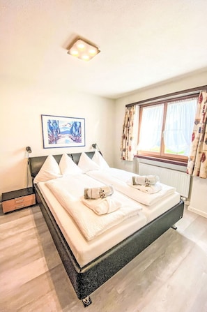 Home, Bed, Bedroom, Bed Frame, Hotel, Bedding, Suite, Bed Sheet, Mattress, Houseplant
