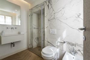 Autumn, Bathroom, Bedroom, Spring, Summer
