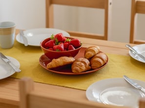 Tableware, Food, Serveware, Dishware, Furniture, Table, Plate, Fruit