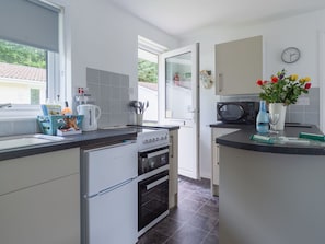 Küchengerät, Küche, Countertop, Major Appliance, Haushaltsgerät, Interior Design, Herd, Cabinetry, Flooring, Herd