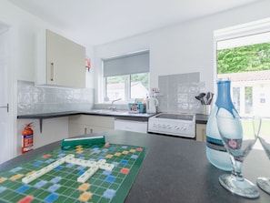 Interior Design, Flooring, Küche, Wohnung, Fussboden, Zuhause, Decke, Zimmer, Countertop, Major Appliance