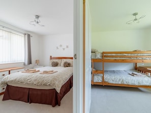 Möbel, Bett, Interior Design, Schlafzimmer, Wand, Fussboden, Flooring, Bedding, Holz, Bettdecke