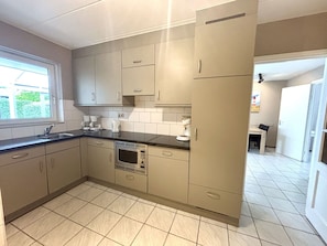 Küche, Küchengerät, Cabinetry, Major Appliance, Countertop, Flooring, Interior Design, Fussboden, Schublade, Schrank