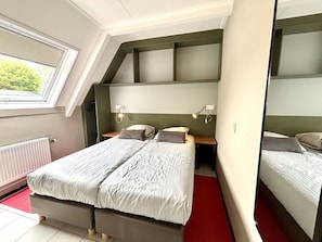 Bedroom, Bed, Bedding, Bed Frame, Bed Sheet, Hotel, Mattress, Pillow, Mattress Pad, Lamp