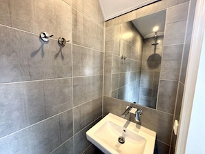 Wall, Flooring, Floor, Plumbing Fixture, Bathroom, Composite Material, Tile, Plumbing, Ceiling