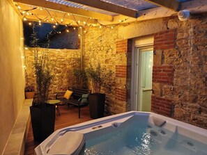 Indoor spa tub