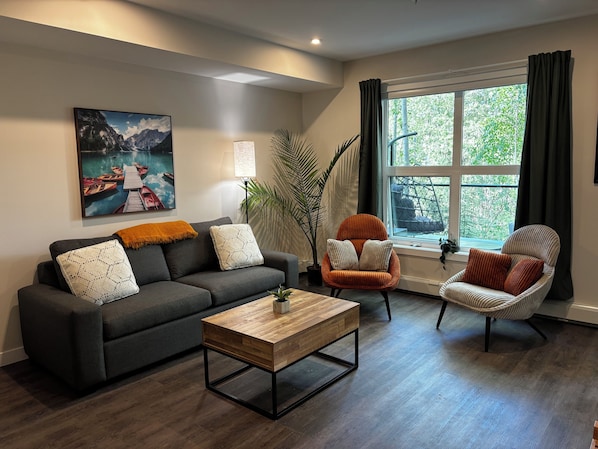 Spacious living area w/ pull out couch and lifting coffee table.